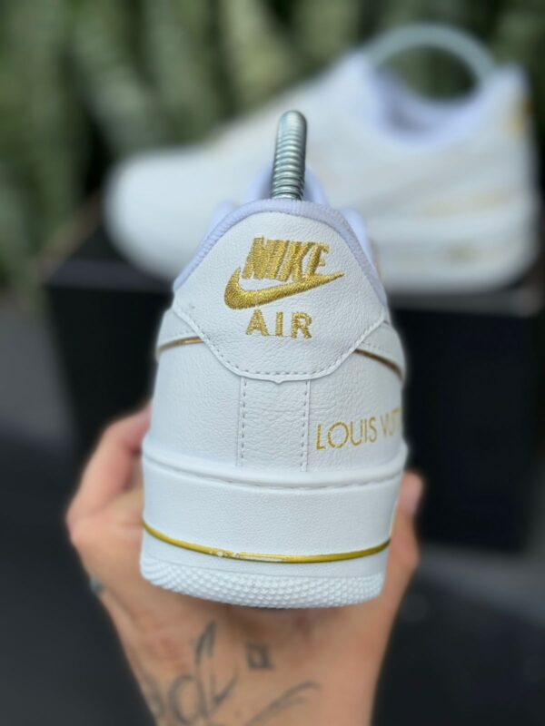 Tenis Nike Air Force Louis Vuitton Branco e Dourado 1