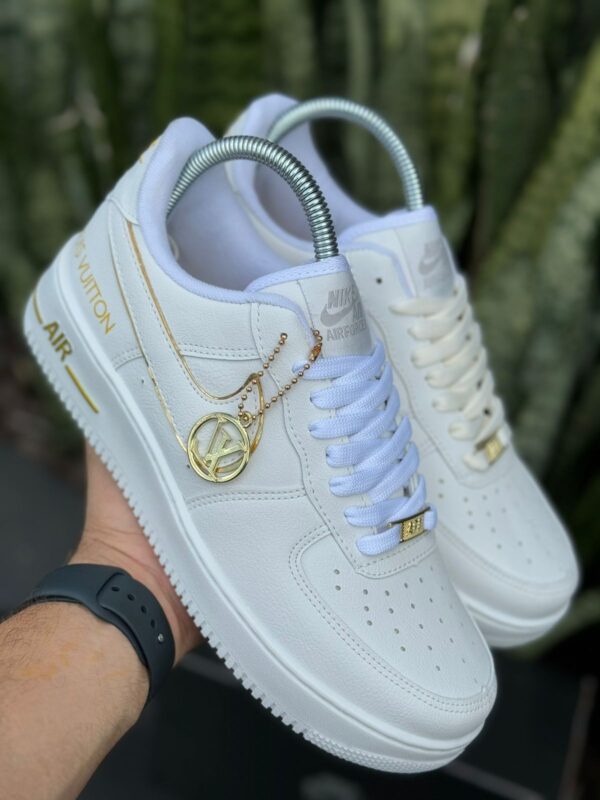 Tenis Nike Air Force Louis Vuitton Branco e Dourado 2