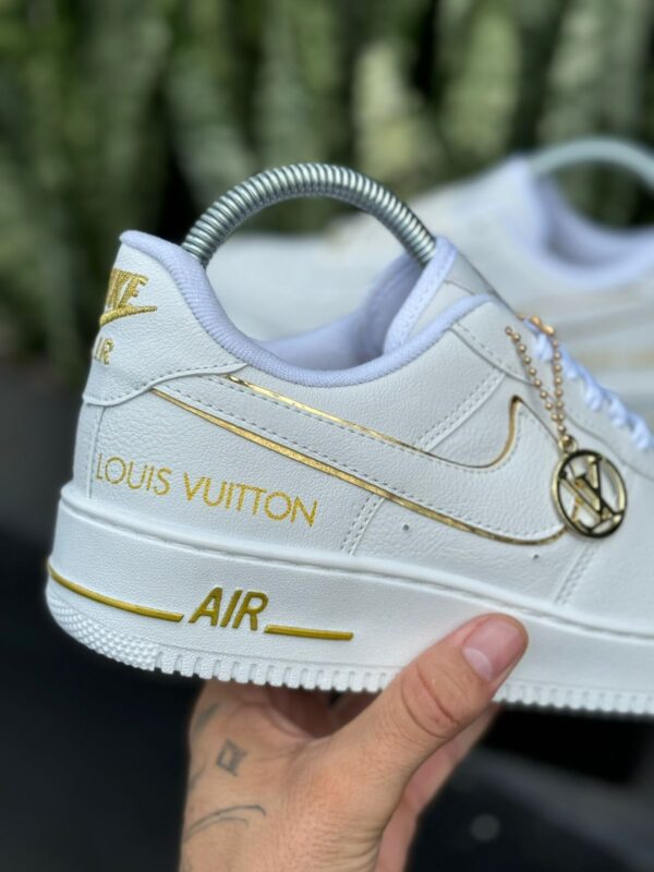Tenis Nike Air Force Louis Vuitton Branco e Dourado 3
