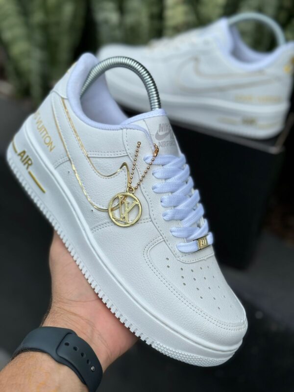 Tenis Nike Air Force Louis Vuitton Branco e Dourado 4