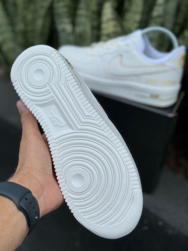 Tenis Nike Air Force Louis Vuitton Branco e Dourado 5
