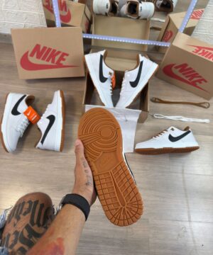 Tenis Nike SB Dunk Low Pro Branco Preto Caramelo Tamanho Especial Premium 3