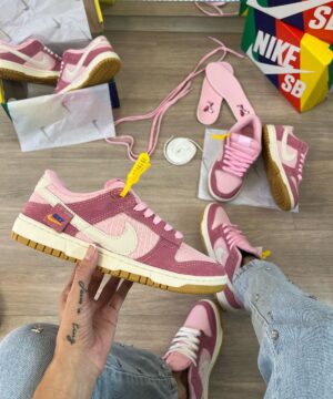 Tênis Nike SB Dunk Low Teddy Bear Creme Pink Feminino Premium