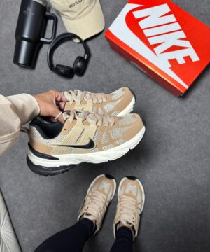 NIKE V2K Bege e Preto 3