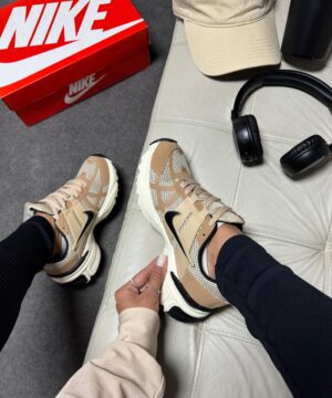 NIKE V2K Bege e Preto 4
