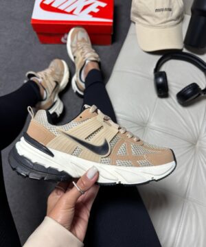 NIKE V2K Bege e Preto 5