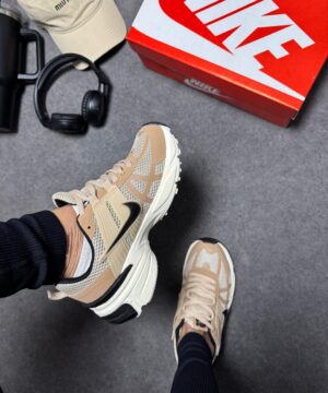 NIKE V2K Bege e Preto 7