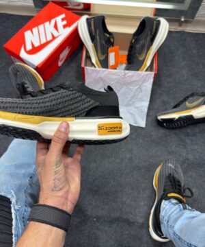 Nike Air Zoom X Invincible Run 3 Preto e Dourado 2