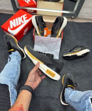 Nike Air Zoom X Invincible Run 3 Preto e Dourado 3