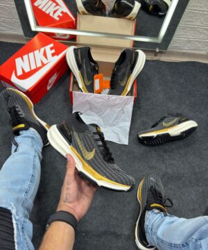 Nike Air Zoom X Invincible Run 3 Preto e Dourado