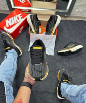 Nike Air Zoom X Invincible Run 3 Preto e Dourado 4