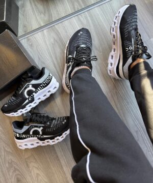 Tenis ON Cloudtilt Preto e Branco 4