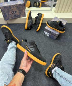 Tenis OUS Essencial Premium Preto e Dourado 2