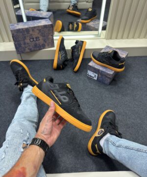 Tênis OUS Essencial Premium Preto e Dourado