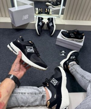 New Balance 2002R Preto e Branco 2