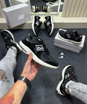 New Balance 2002R Preto e Branco