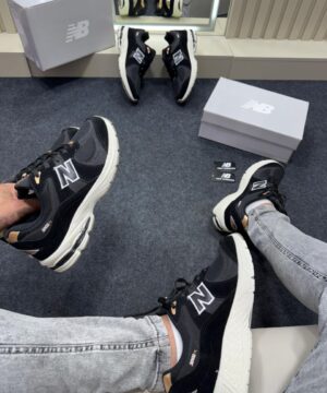 New Balance 2002R Preto e Branco 4