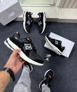 New Balance 2002R Preto e Branco 9