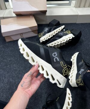 Oncloud Primeira Linha Preto Off White 2