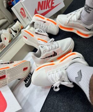 Nike Run Vomero Premium Off White e Laranja 2