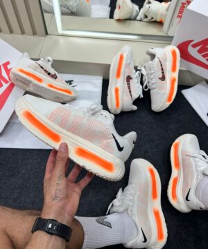Nike Run Vomero Premium Off White e Laranja 5