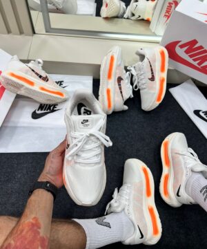 Nike Run Vomero Premium Off White e Laranja 7