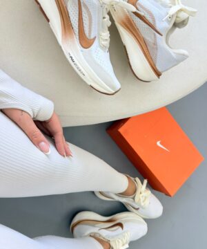 Nike Pegasus 42 Off White e Bronze 3